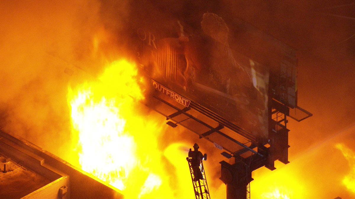 justinobrien's tweet photo. PHOTOS from #SKYFOX above the MASSIVE strip mall fire destroyed an Auto Zone and Sushi Restaurant at Fountain &amp; Highland in Hollywood. Fire fighters were able to save Fat Sals Sun Shop. A hazmat situation due chemicals from the Auto Zone. @LAFDtalk @LAFD https://t.co/JMBSCFDbzR