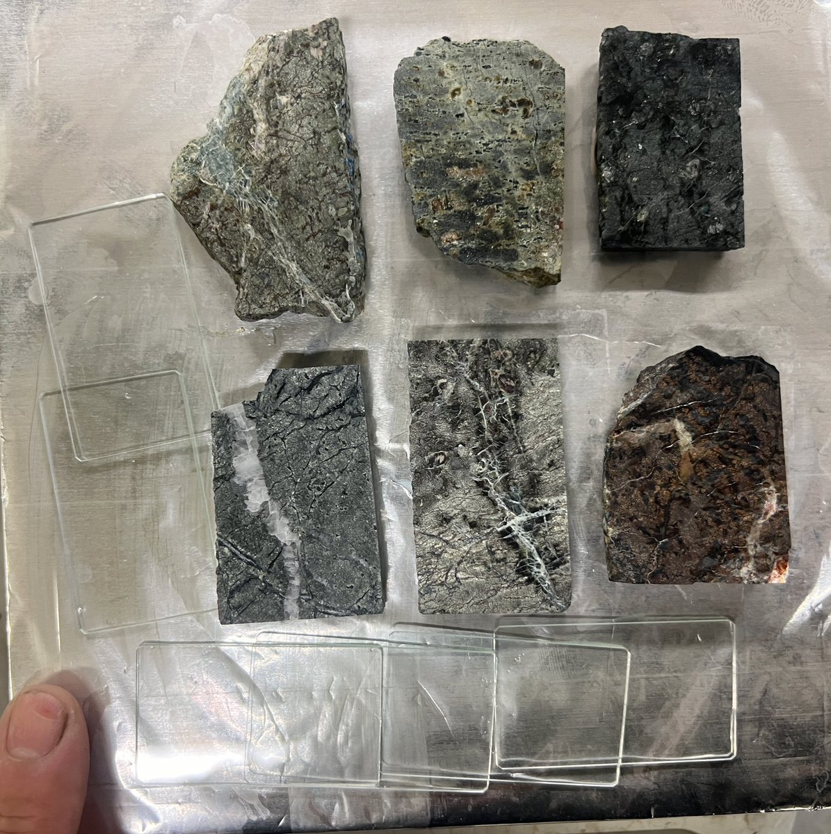Abyssal peridotite(serpentinite)
深海性橄欖岩(蛇紋岩)
海で採取された岩はその場から取られたということで重要な意味がある