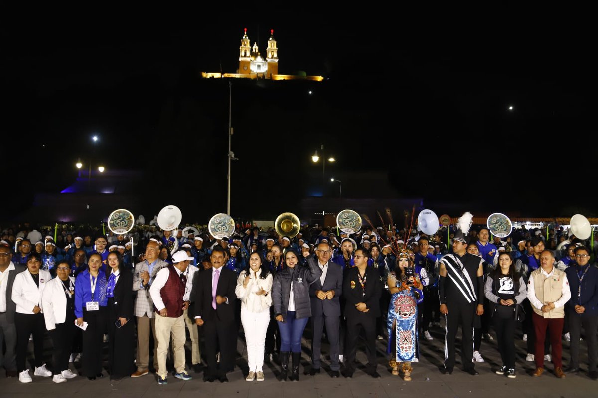GobiernoCholula's tweet photo. La Presidenta Municipal, @TonantzinFdz, felicitó a la Quetzalcóatl Marching Band del #CELMA🪶🎷por su 30 Aniversario. 

Un reconocimiento a su dedicación y talento, que sigue siendo un orgullo para nuestro municipio y un ejemplo de la riqueza cultural. https://t.co/nVJxlCl51R