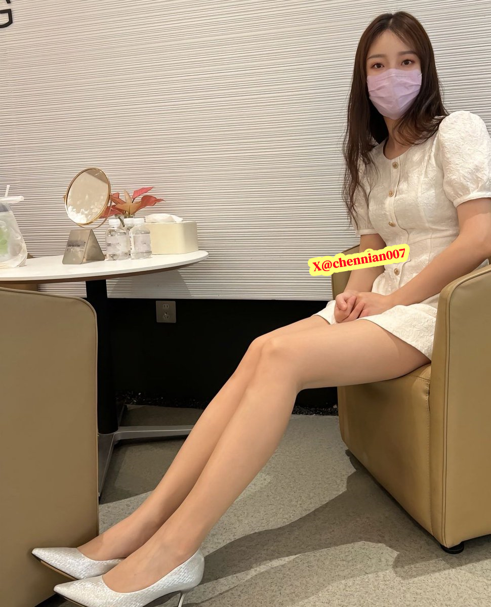 我本是槐花院落闲散的人，满襟酒气，小池塘边跌坐看鱼，眉挑烟火过一生。 https://t.co/XGGFEi0N3k