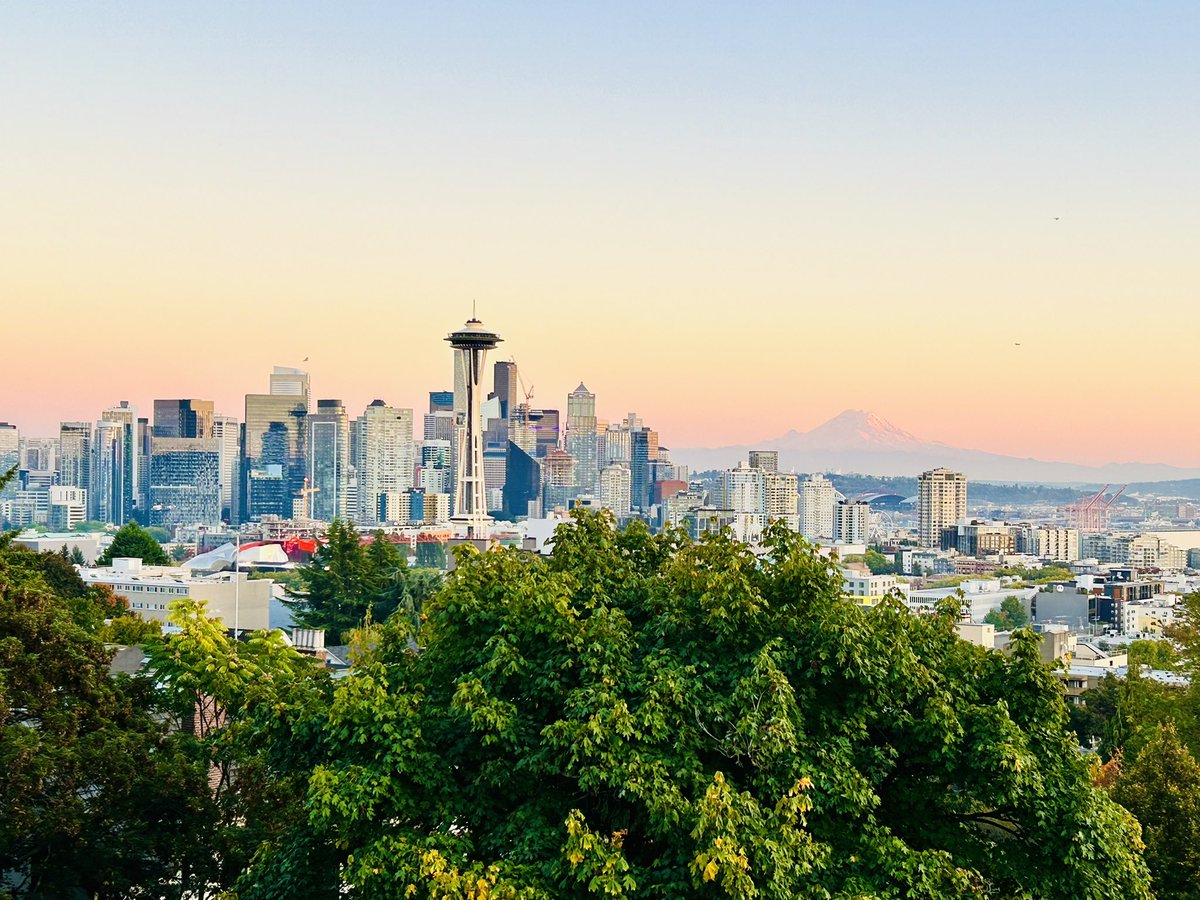 javedatif's tweet photo. Seattle downtown view from Kerry Park! Mount Rainier in background. 

#Seattle #Washington #usa #NorthAmerica #america #mountrainier #fall #Autumn #downtown #spaceneedle https://t.co/DSmeQuCwIU