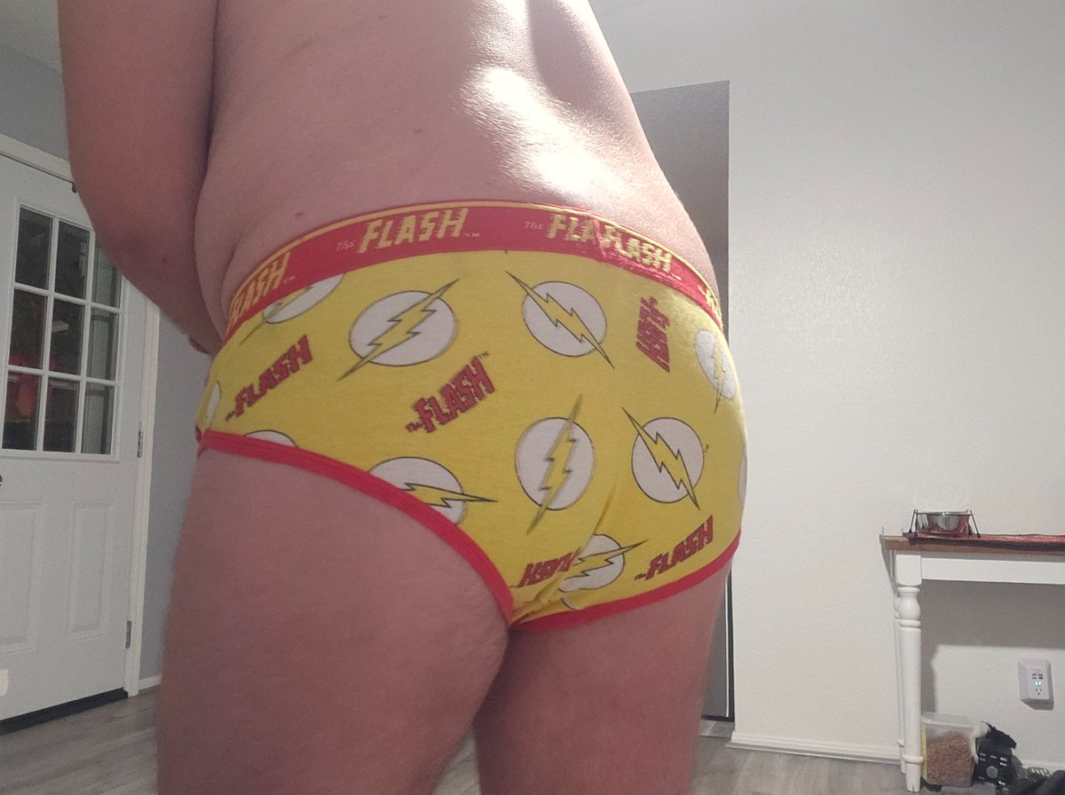 Tidywhitiesfag's tweet photo. Flashing everyone my flash briefs https://t.co/GqxkAvaNaA