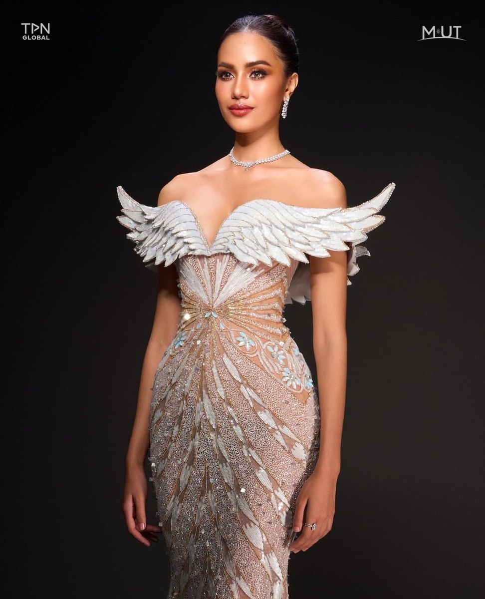 NTCHR_'s tweet photo. ชุดโอปอลตาแตกมาก ขาวทองพกปีกมาด้วย ฟ้าจะบินจริง สวยยยยยย #MissUniverseThailand2024 https://t.co/SKSSzC5FiA