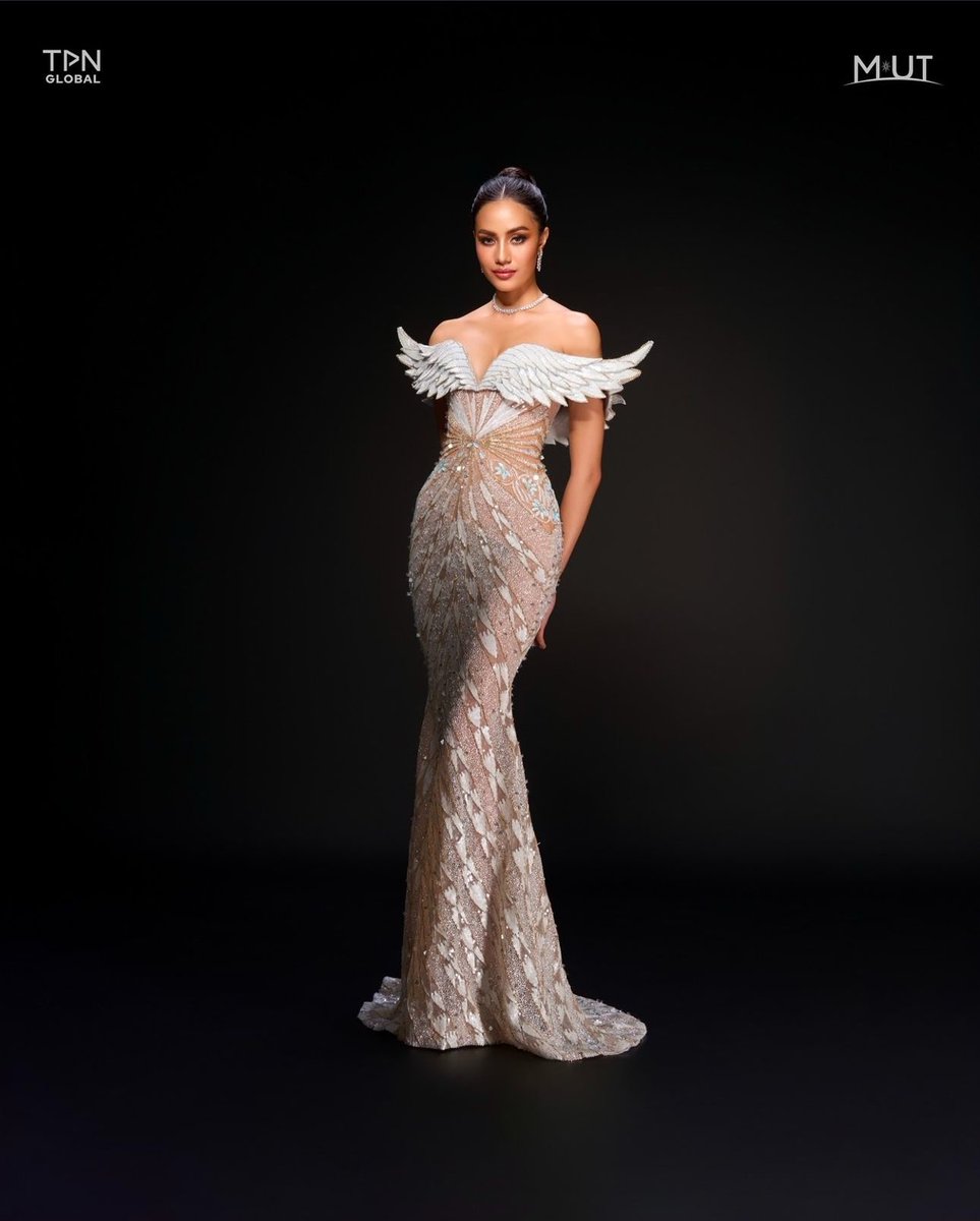 NTCHR_'s tweet photo. ชุดโอปอลตาแตกมาก ขาวทองพกปีกมาด้วย ฟ้าจะบินจริง สวยยยยยย #MissUniverseThailand2024 https://t.co/SKSSzC5FiA