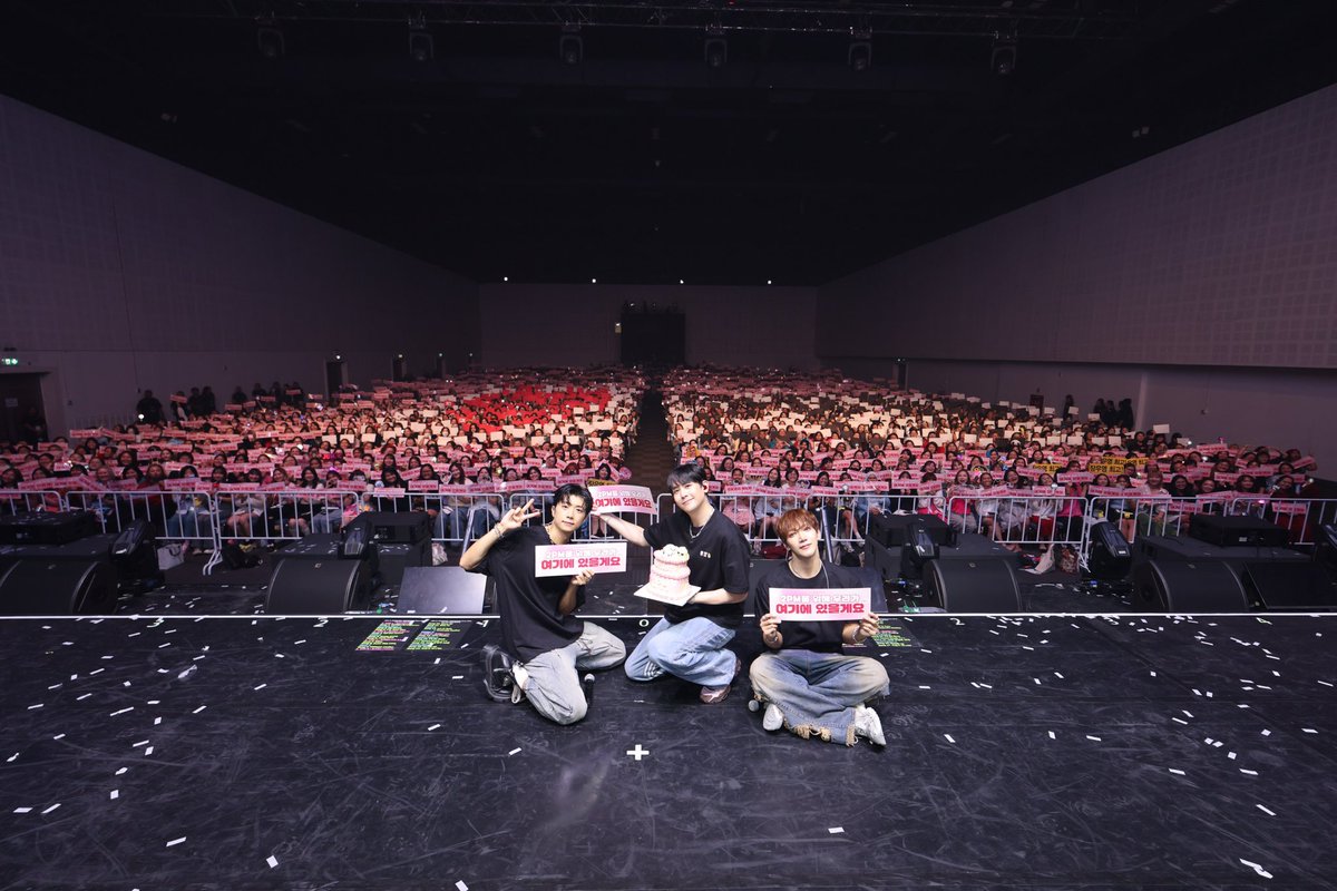 Thailand HOTTEST!! Thank you🩷♥️💙

#2PM
#JUN_K #준케이
#NICHKHUN #닉쿤
#WOOYOUNG #우영
#2024_FanCon_ENWJ_Bangkok