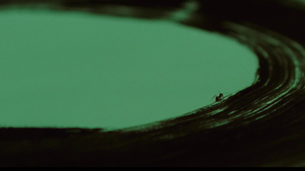 movie_maru2024's tweet image. #映画まる 𝗥𝗲𝘃𝗶𝗲𝘄 ✏𓈒𓏸

沢田が描いた〇の中から
脱出しようと右往左往する&amp;lt;蟻&amp;gt;🐜

#松崎健夫(映画評論家)さんは
@eigaoh
&amp;lt;蟻&amp;gt;は自由の象徴として、沢田の現状と内面を暗喩させていることから、
「〇」を囚われの象徴のように感じさせる
と、語っています◓

🔵劇場パンフレット 評論より✒