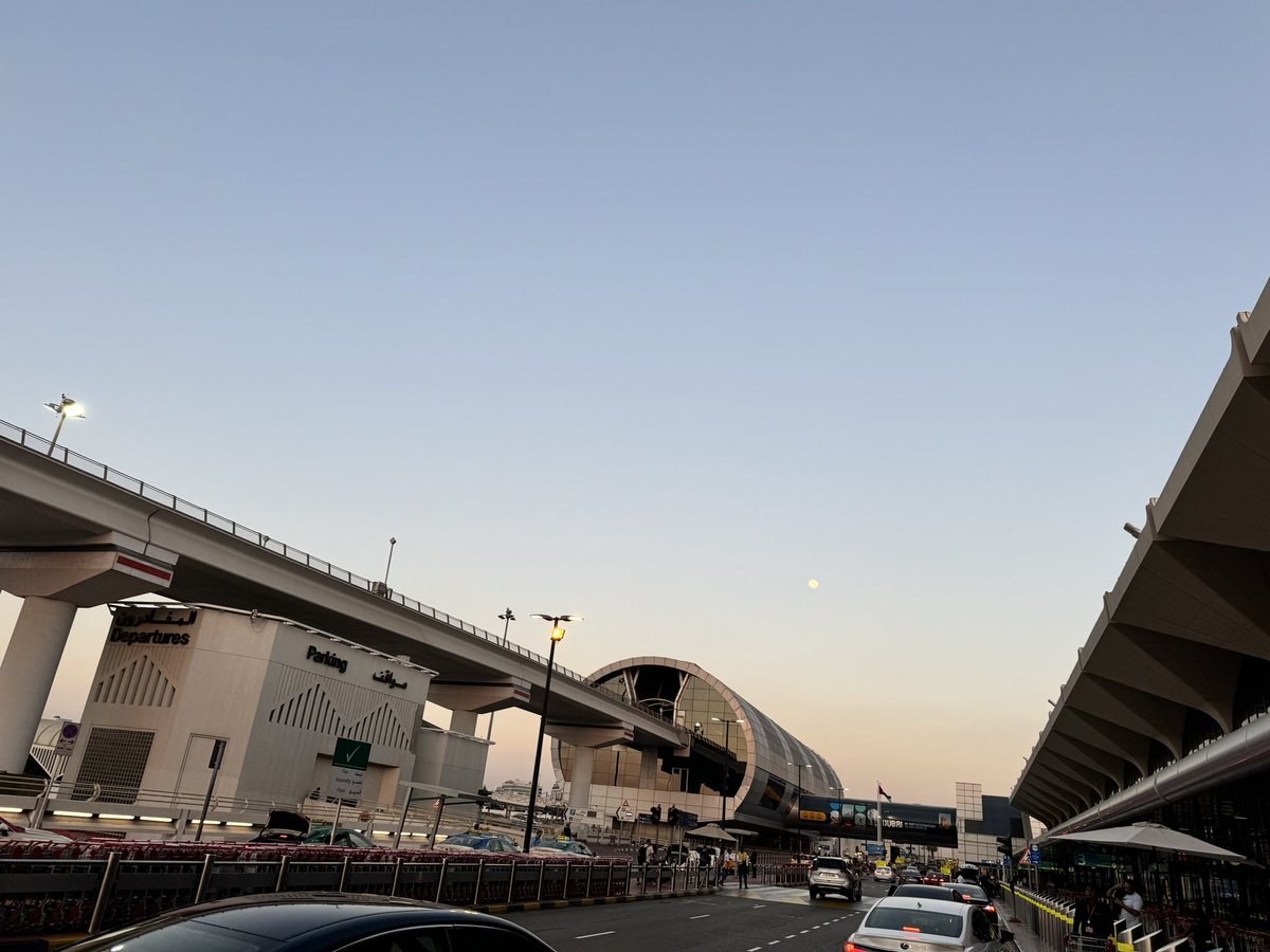 Sabah 6:30 Dubai. Aptal bi yaz saati uygulaması yüzünden şu aydınlığa hasret kaldık. Çoluk, çocuk, çalışan, emekçi herkes zifiri karanlıkta yollara düşüyor. Hala inatla değiştirilmiyor. Rezillikten başka bir şey değil.