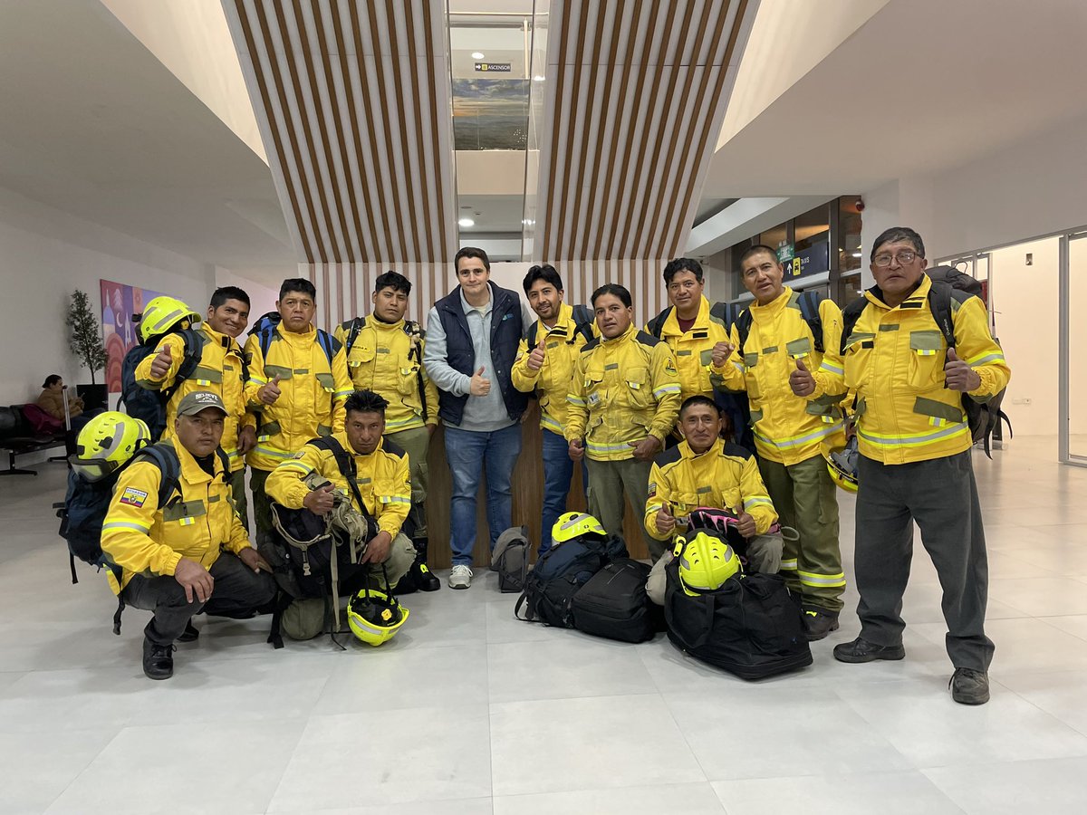 FonapaOficial's tweet photo. ¡Gracias @fonag por su apoyo! 👏🏼

La Brigada Forestal de Guardapáramos del Fondo para la Protección del Agua FONAG arribó a nuestra ciudad para sumarse a @Bomberos_Cuenca y @ETAPAOficial en el combate del incendio en el Parque Nacional #Cajas. https://t.co/YHBApgAzEg
