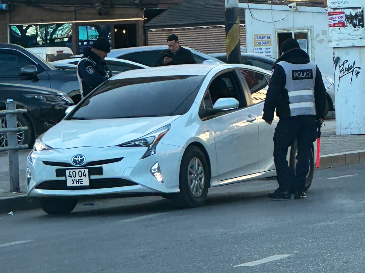 Урдаа хар теньтэй приусийг цагдаа зогсоолоо, цонх буулаа хэдэн юм ярилаа явууллаа. Учир нь энэ машины эзэн нь цагдаа! 
Иймэрхүү байдлыг маш олон харж байгаа!!!

Хар теньтэй явна, дугаар гардаггүй өдөр явна, чанга дуутай яндантай спорт машин орилуулж явна, арын номер хийхгүй явна,