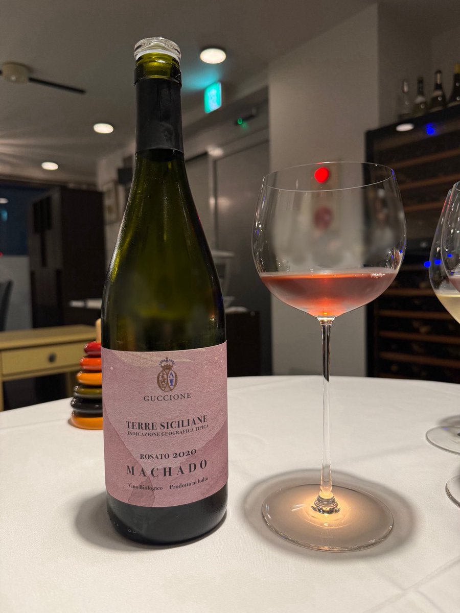 ロゼ！イタリアはシチリアのグッチョーネさんと言う作り手が作るマチャドです！綺麗な酸とほんのりしたいちごのような香りと味わいです。美味しいわー😆グッチョーネさんグッジョブウマし‼️
#シチリアワイン　#グッチョーネ