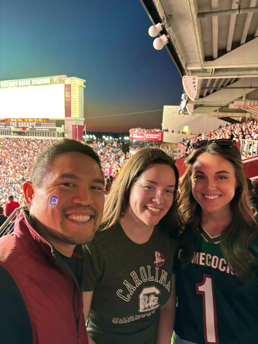 Introduced our Alaskan transplant to Gamecock football tonight, she loved it! Couldn’t ask for a better game for her first at Willy B 🤙🏻🏈🐔