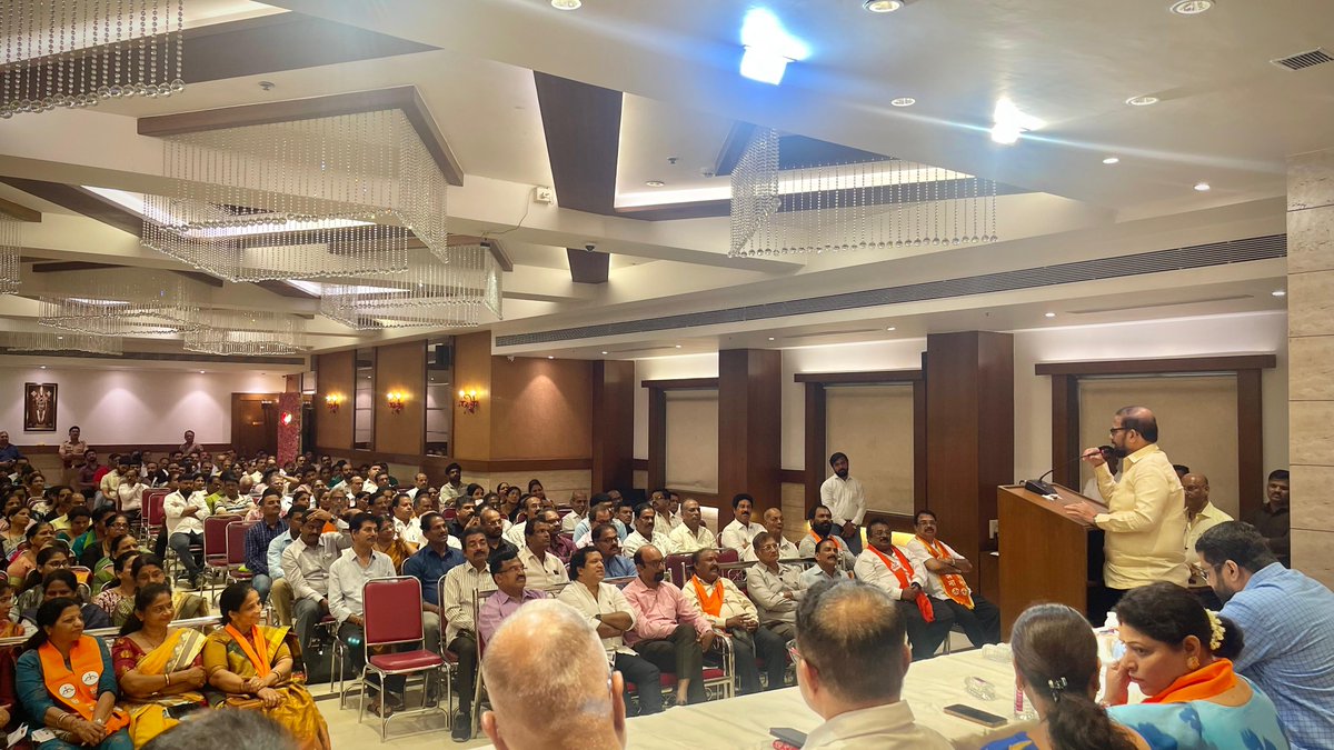 आज दि.16 नोव्हेंबर रोजी #कोपरी_पाचपाखाडी मतदारसंघात #कर्नाटक राज्यातून येऊन स्थायिक झालेल्या कर्नाटकवासीयांचा स्नेहसंमेलनाचा कार्यक्रम आयोजित करण्यात आला होता.

या कार्यक्रमात सहभागी होऊन सर्व कर्नाटकीय बांधवांनी मला प्रचंड संख्येने मतदान करून निवडून दिल्याबद्दल त्यांचे मनापासून