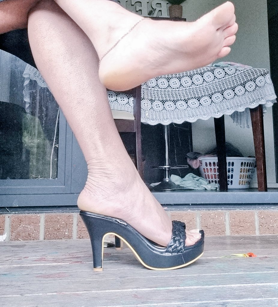 FootGoddessCD's tweet photo. Hot day and my foot sweat and toe jam so so fresh! I bet you want to beg for it!! https://t.co/73vq1ZSy7P