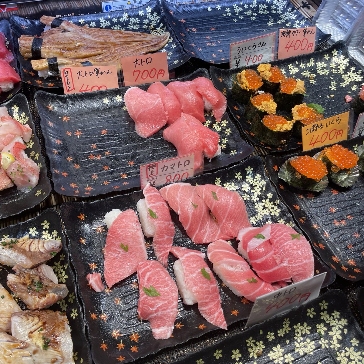 pokugou's tweet photo. 今日は野外でお寿司食べてます🍣 https://t.co/XiyDIvLVkF