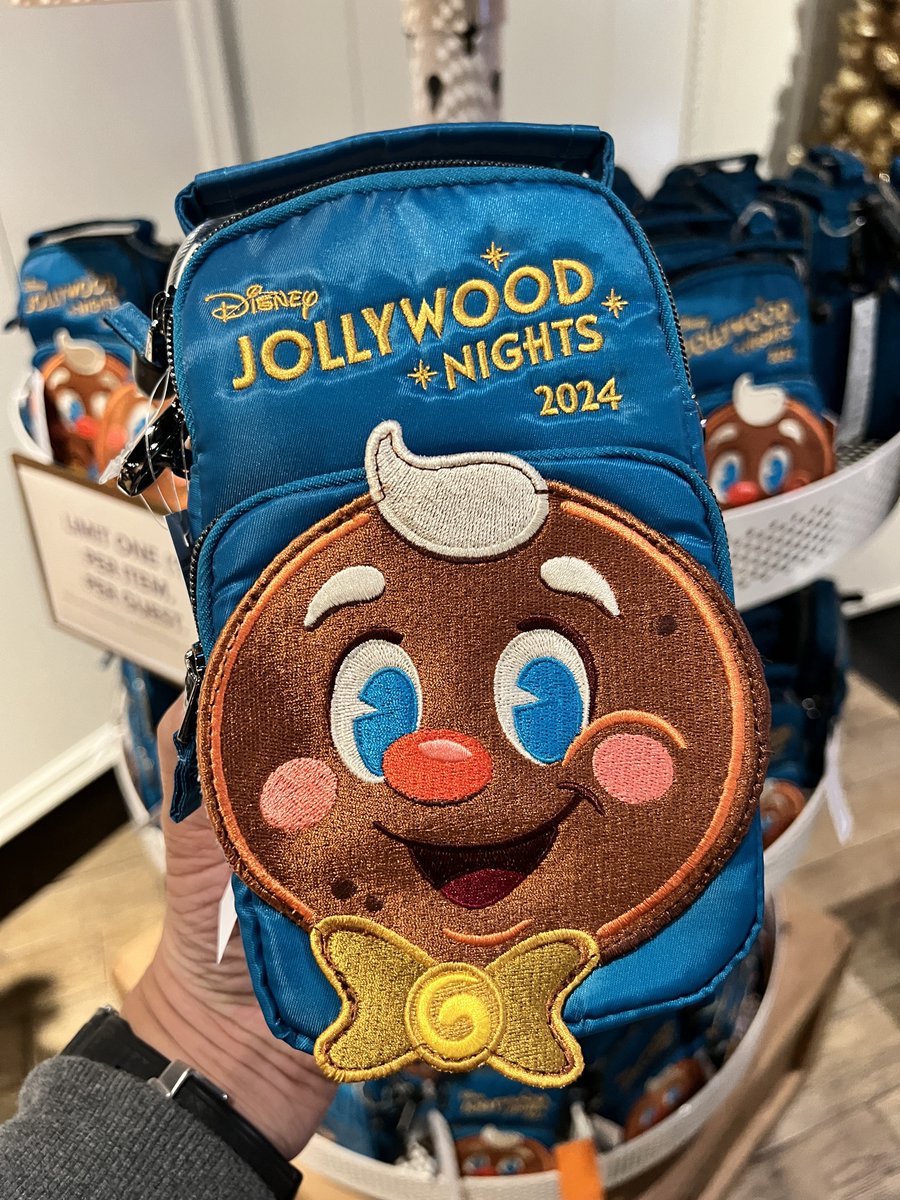 mickeynet028's tweet photo. ジョリウッドナイト限定グッズ

スピジャもカチューシャもlugのバッグも可愛いんですよねー🥰 
（lugのバッグは1人1個まで）

#MNWDW #WDW #2024Nov  #WaltDisneyWorld #ディズニーワールド #ウォルトディズニーワールド 
#ハリウッドスタジオ #HollywoodStudios 
#ジョリウッドナイト #JollywoodNights  #ジョリウッド