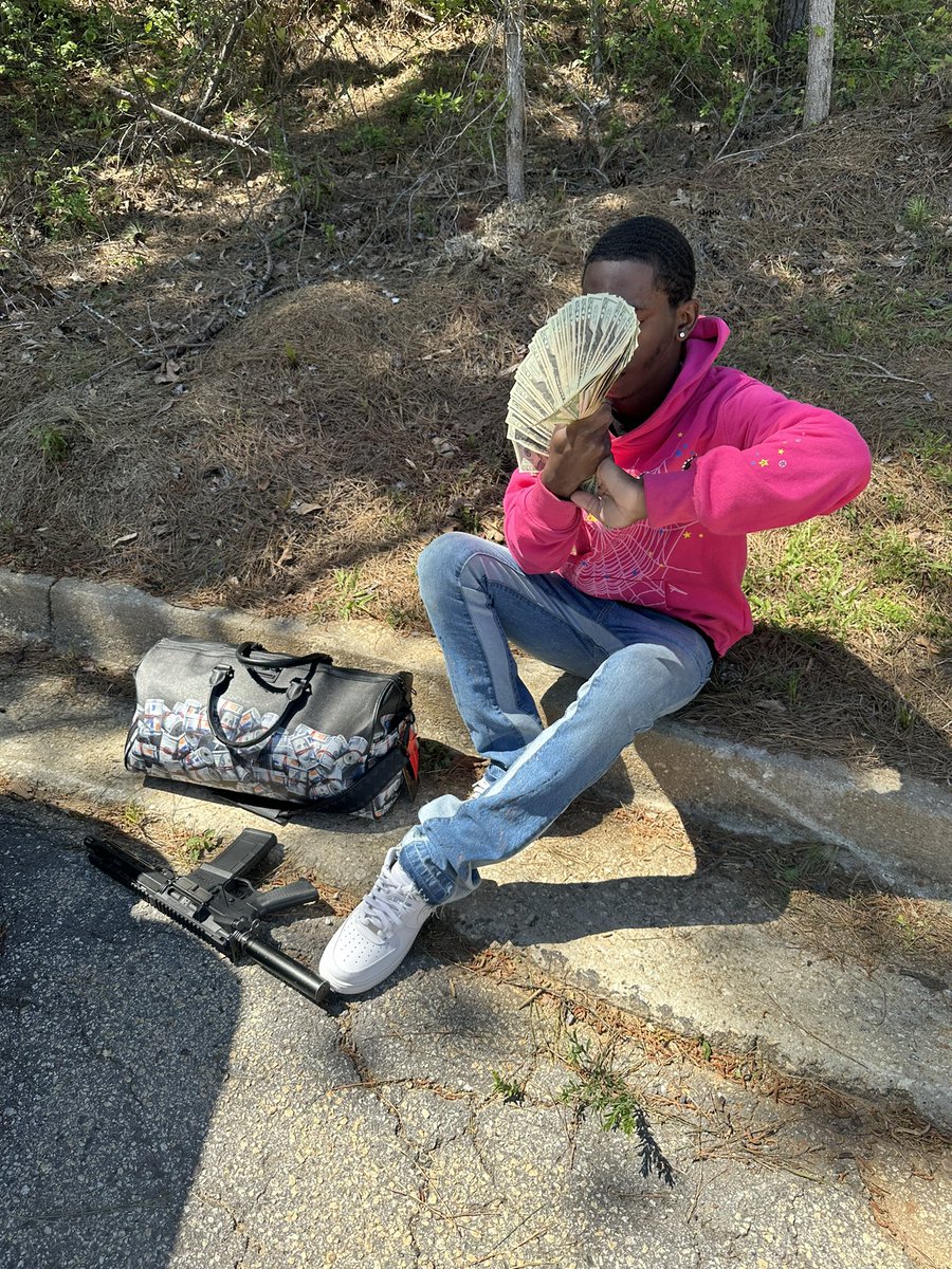 autowick's tweet photo. all my favors cost a feee🤲🏾 https://t.co/uYAAudMCv2