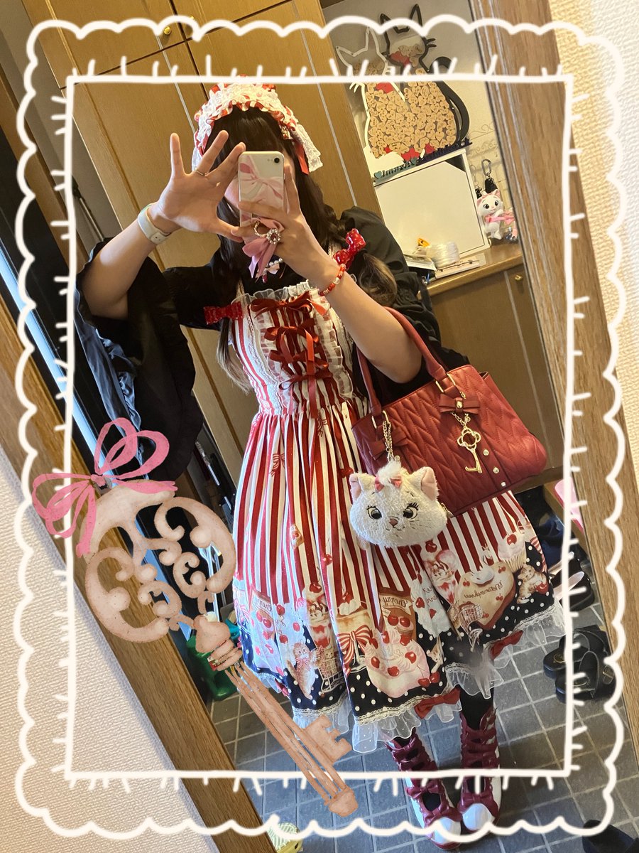 Silnyan_S's tweet photo. 推しごとで高円寺に行きます🚃QoWさんのクラファン支援者お茶会へ☕️多分お知り合いいないので緊張してます……💦
3年前に買ってから1回も着てなかった、MetamorphoseのCats and Cherry Cake
 JSK……🍒🎂🐈
つけ襟とオーバースカートがセットだったはずなんだけど消滅した😇
 #ぎんねこーで #ロリィタ https://t.co/NaVqW1xCCQ