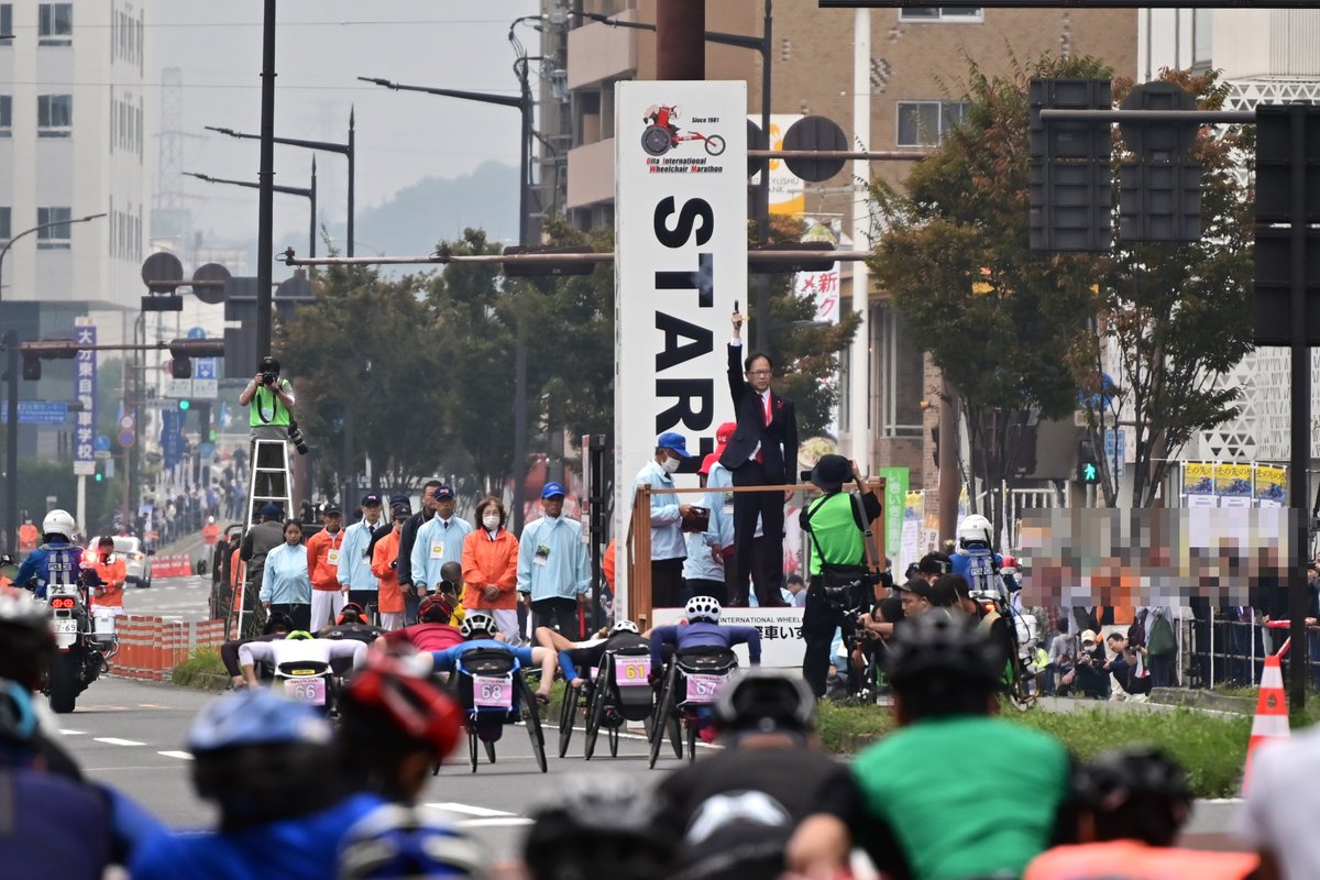 t_sakobe's tweet photo. 国際車いすマラソンが行われました。
スタート地点は例年並みの観客がいました。
みんなガンバレ🦽

#第43回大分国際車いすマラソン
#障がい者スポーツ
#大分
#大分国際車いすマラソン
#車いすマラソン
#digoita
#写真を撮るのが好きな人と繋がりたい
#ファインダー越しの私の世界 https://t.co/NtyIIObxpM