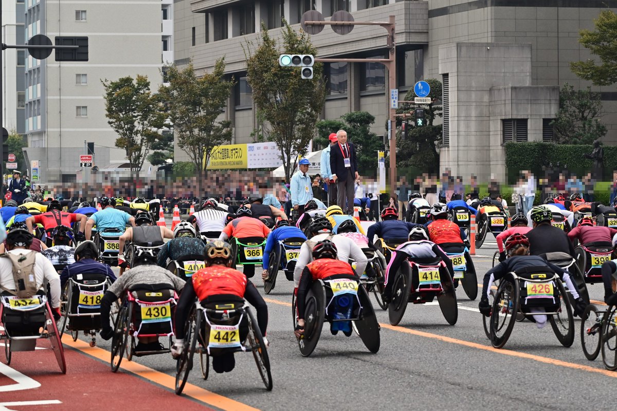 t_sakobe's tweet photo. 国際車いすマラソンが行われました。
スタート地点は例年並みの観客がいました。
みんなガンバレ🦽

#第43回大分国際車いすマラソン
#障がい者スポーツ
#大分
#大分国際車いすマラソン
#車いすマラソン
#digoita
#写真を撮るのが好きな人と繋がりたい
#ファインダー越しの私の世界 https://t.co/NtyIIObxpM