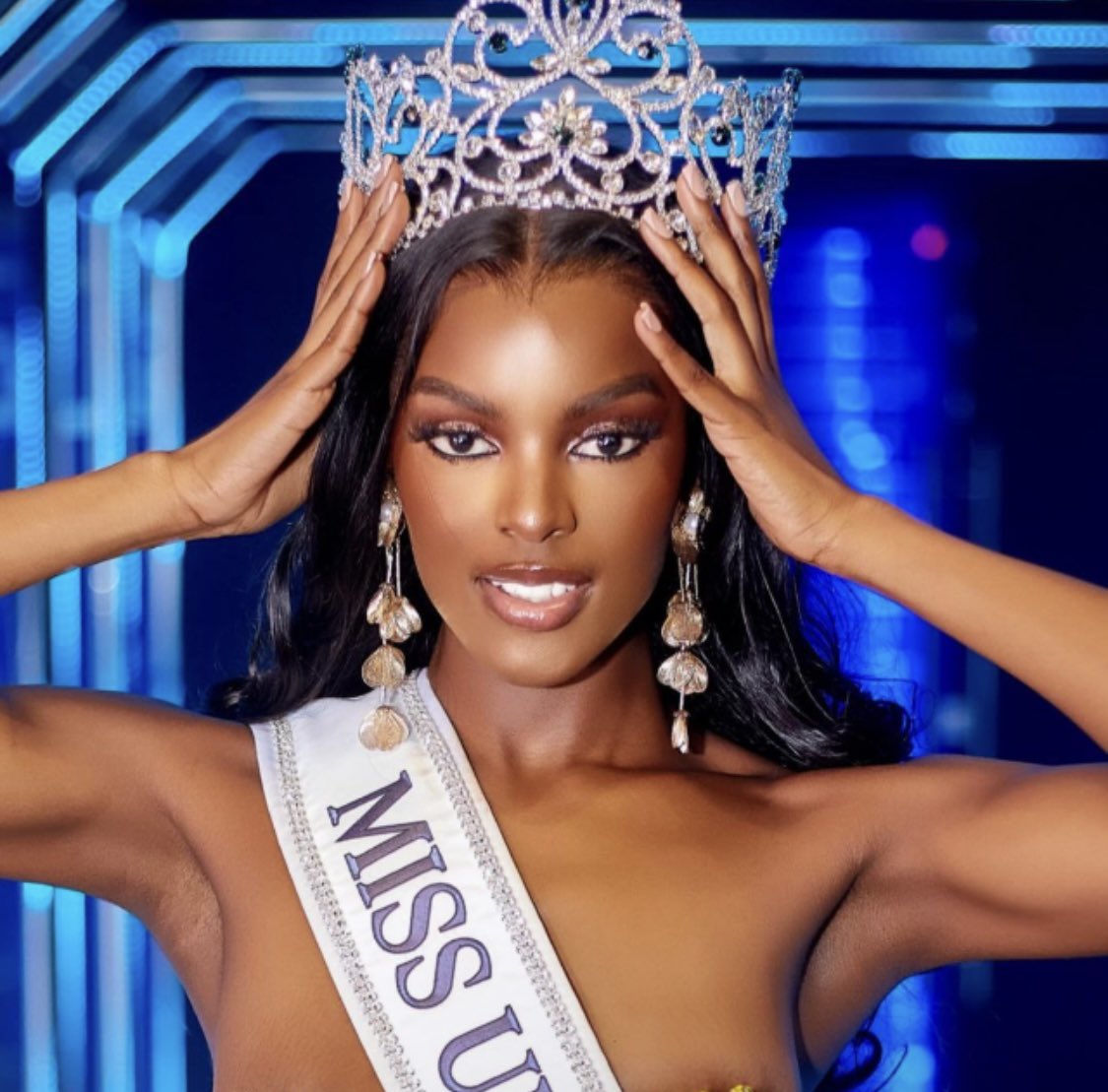 MohDee9's tweet photo. 1st Runner Up👏🏾👏🏾👏🏾… What a story, so proud of her. STILL A QUEEN 👸🏾💚🇳🇬

Miss Universe Nigeria Chidinma #MissUniverse https://t.co/6jAA2972lX