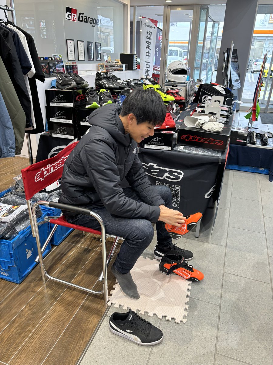 gr_sapporo's tweet photo. 雨ですが、本日もイベント開催中です❗️
アルパインスターズ、スパルコのレーシングアイテムも試着できますのでご来店お待ちしてます😆
#GRガレージ札幌西　#alpinestars https://t.co/CLOhVX1f2k