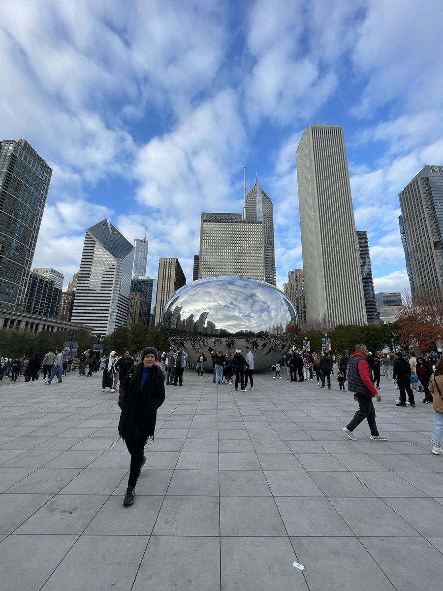 valcornu's tweet photo. Me traje 🤗
#MilleniumPark https://t.co/9ccZY8IVuV