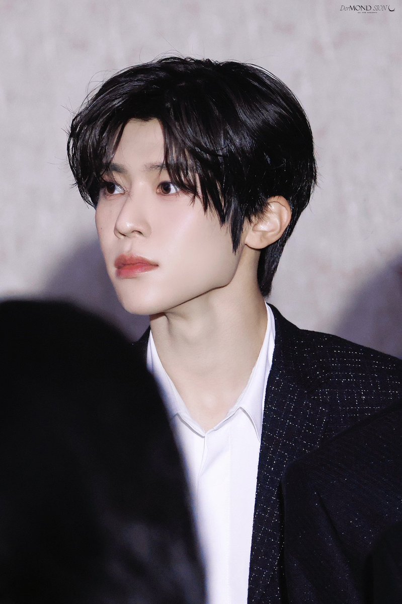 이 절세미남이 바로 엔시티 위시 리더 오시온이야 ..