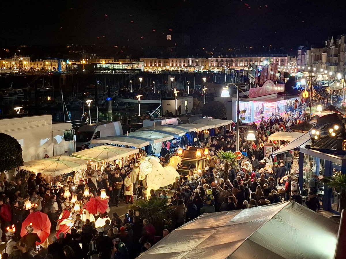 This is what #Dieppe's famous herring and scallop fair looked like last night! 100 000 visitors are in town for one of France's largest foodie festivals 😋🐟