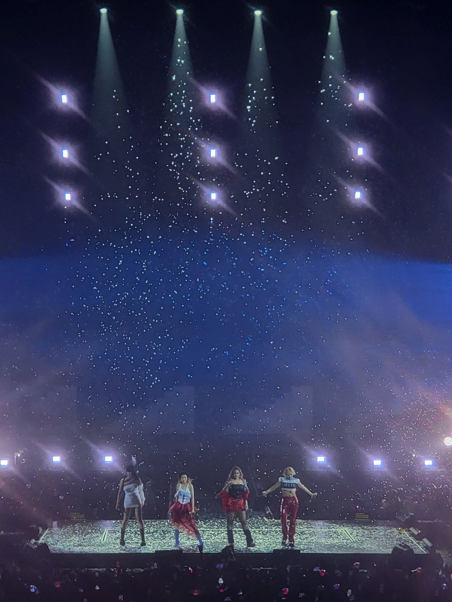 nurchensen's tweet photo. Like a thinkerbell showering 2NE1 with sparkling magic dust https://t.co/dBhdVLlOqy