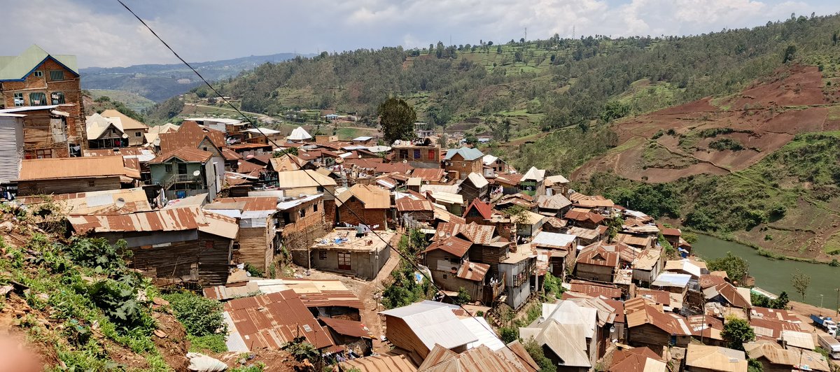 Réalisée par les chercheurs d <a href="/AngazaInstitute/">Angaza Institute</a> et @APCasblRDC à #Bukavu, le <a href="/AfricanCities_/">African Cities Research Consortium</a> a découvert que, parfois certains secteurs et/ou systèmes urbains peinent à marcher dans la ville parce-qu'il y'a des luttes de pouvoir et de positionnement des acteurs. <a href="/EmeryMudinga/">Dr. Emery Mudinga</a>