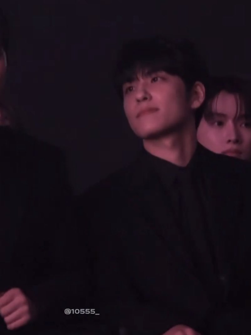 아니 얼굴 실화야 너무 잘생겼어 잠만……