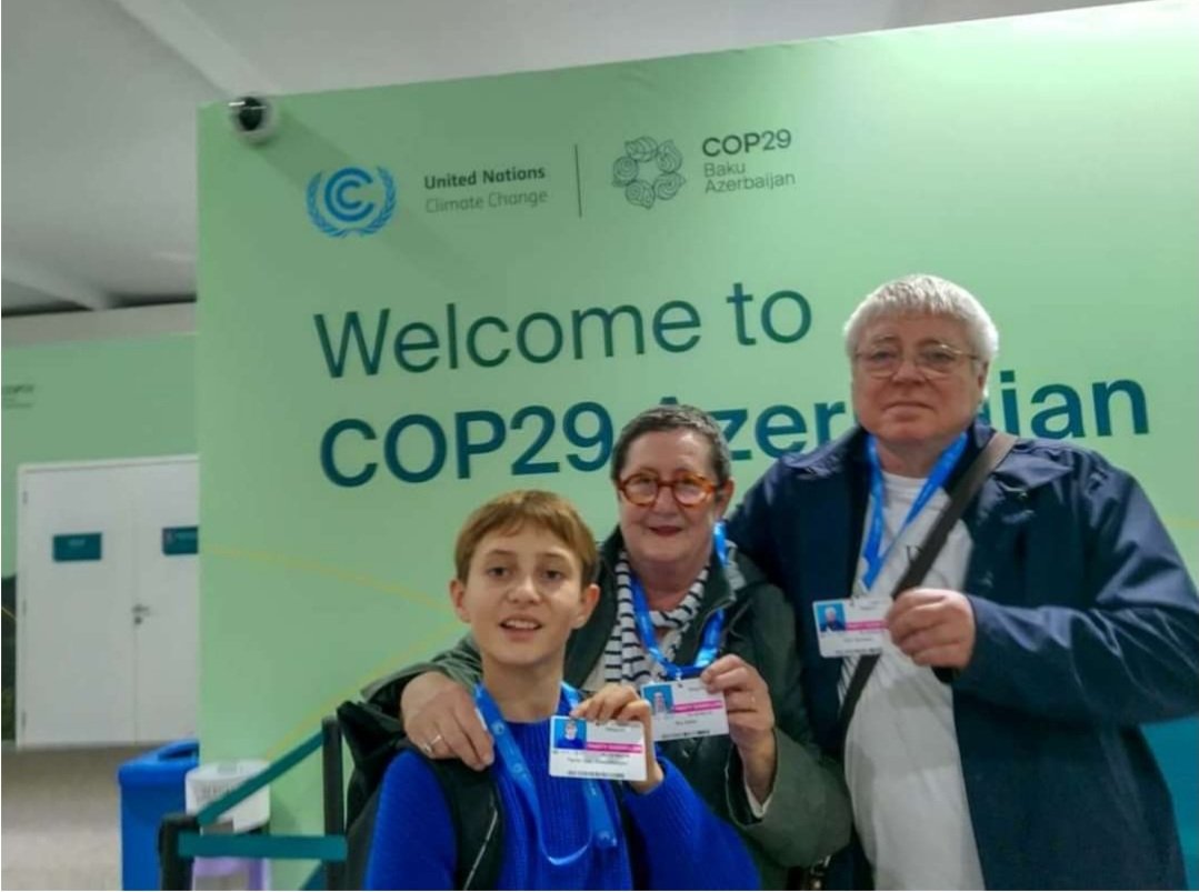 Ferre en zijn grootouders zijn aangekomen op #COP29 in Bakoe. Ze zullen er een druk programma afwerken met ontmoetingen, vergaderingen,...
We 👍 dat ze een steentje mogen verleggen i/d stroom van gesprekken die mee de leefbaarheid voor toekomstige  generaties en van 🌍 bepalen.