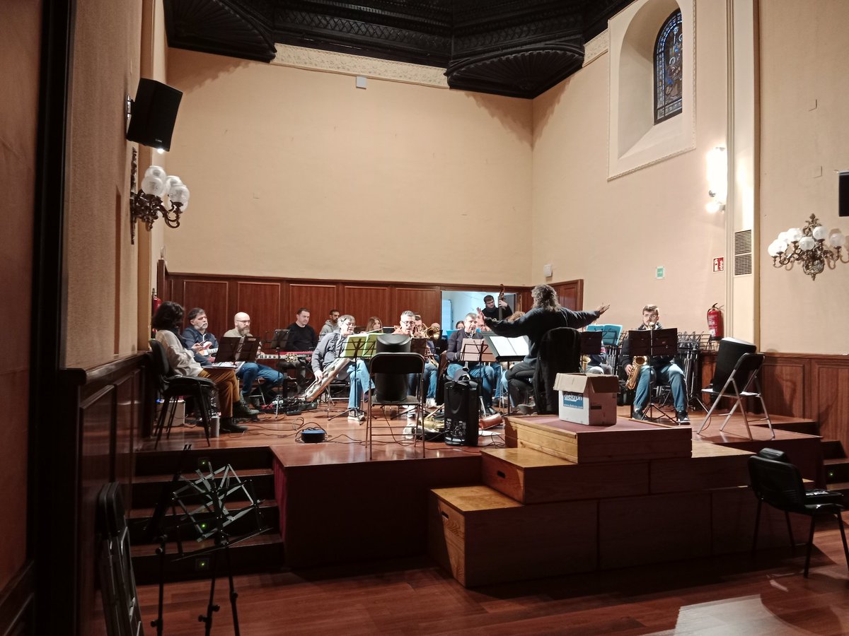 Ensayo de la Big Band Cabriel Collective dirigida por el maestro Ramón Cardo.