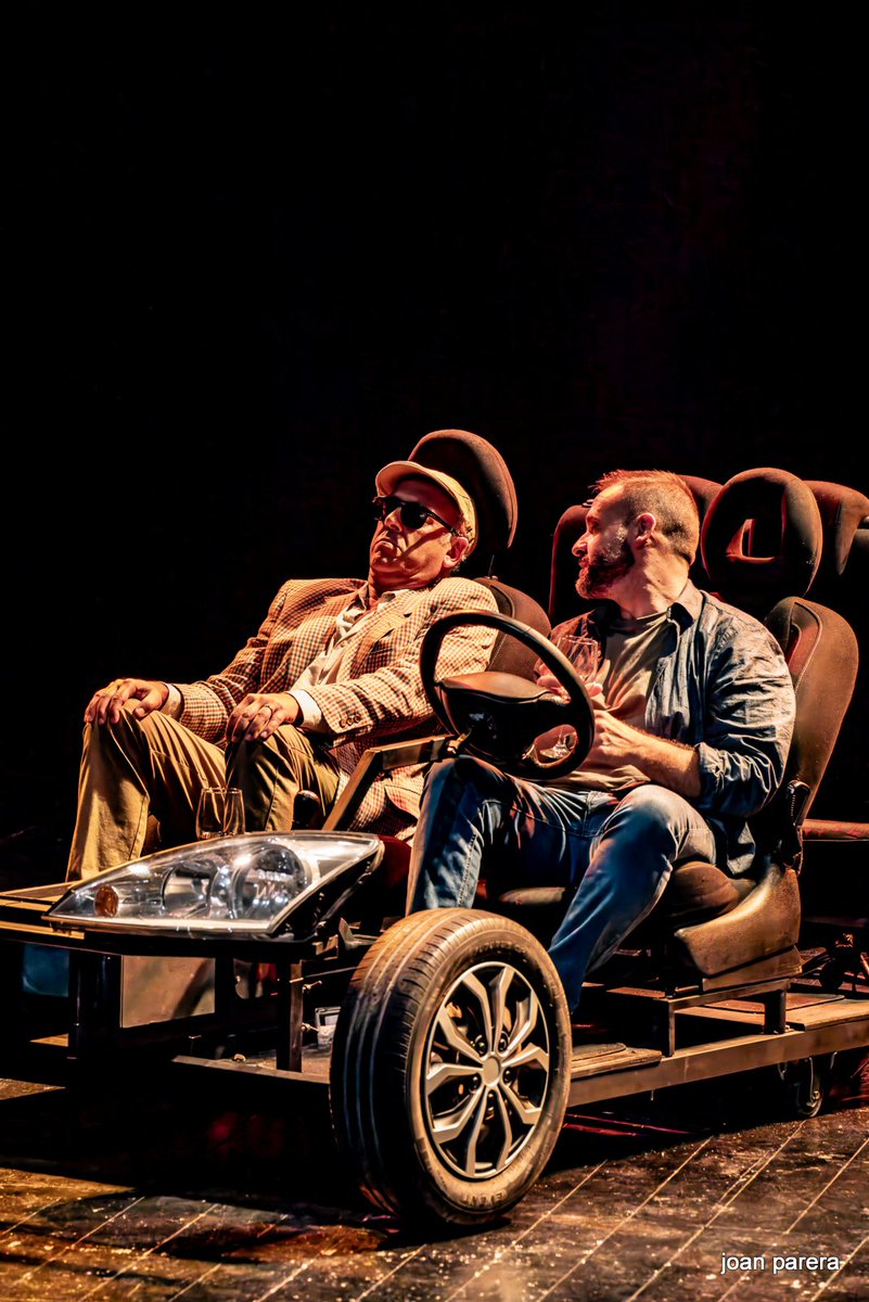 teatreeSseLa's tweet photo. Diumenge, 24 de novembre, a les 6 de la tarda, a #CABRIANES
Inspirada en fets reals: Un home viatja en cotxe durant més de tres setmanes amb el seu marit mort al seient del costat
#teatre #cultura #sallent #Bages https://t.co/1QTQ8c1XyQ