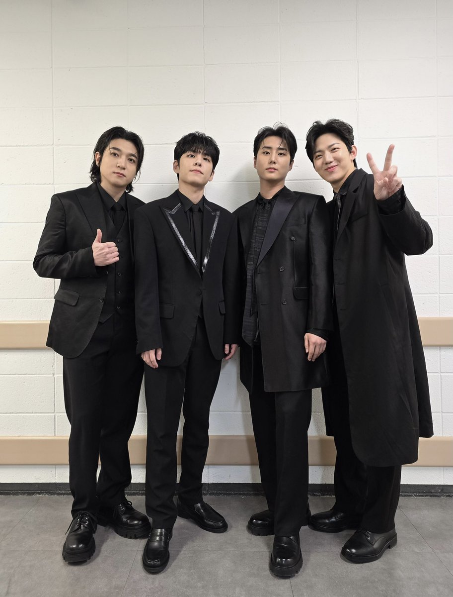 [ #DAY6_BEHIND ]

잠시맨…잠시만요 

오늘 수트식스 너무 미남이심.. 🥺
KGMA 무대도 기대해 주세요 🫶

#DAY6 #데이식스
#KGMA #KOREAGRANDMUSICAWARDS