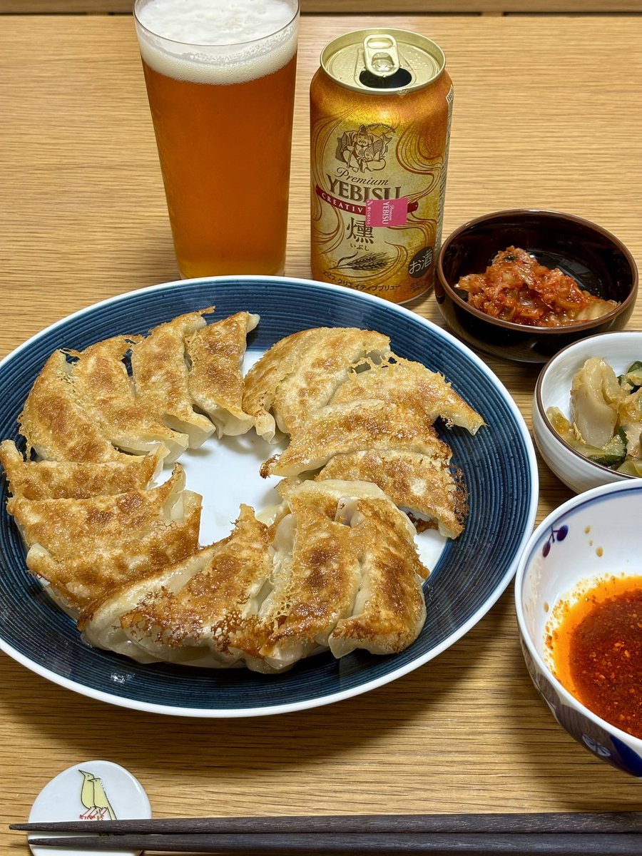 今日は諸事情で一人家飲み。宝舞さんで特売の生餃子を買ってきて、カリッカリに焼きました。我ながら、いい焼き色〜。ザーサイ、キムチ、ビールとともにいただきました。うまかった🥟🍺