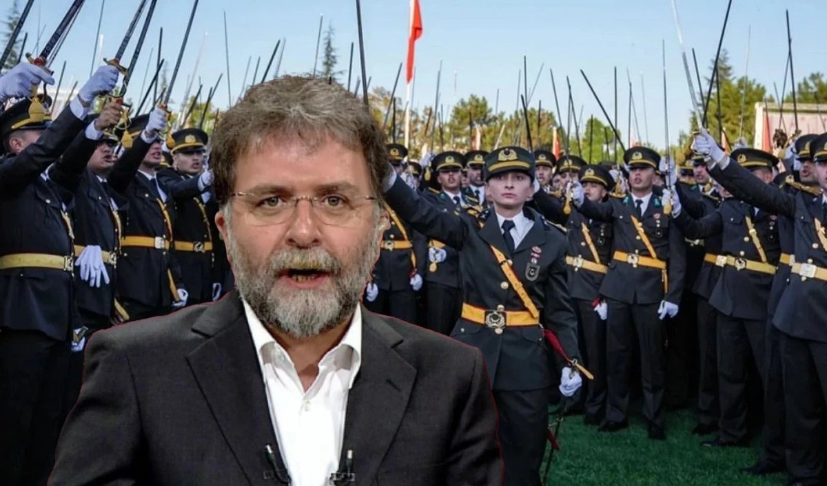 izzetcapa's tweet photo. KALEMİNİ KİRAYA VEREN İNSANLAR GAZETECİ OLAMAZ… 
Hoş sen bunu defalarca ispatladın Ahmetçim ama bu kez fena katmerledin…
Bu haberdeki en acı şey ne biliyor musun?
Senin için gazeteci yazmaları… 
Yanlış anlama mesleğini kabullenmeyen o kadar insan var ki… 
Senin için yeni küfürler bulmak lazım eskiler ihtiyacı karşılamıyor… 
Keşke o teğmenler kadar sen de omurgalı olabilsen ve midemizi bulandırmasan. 
Gerçi sen disiplini çok iyi bilirsin. 
Yat, kalk, hazır ol, rahat…
Değil mi Ahmet?
Yahu ne demiş genç teğmenlerimiz…
Aponun askerleri miyiz mi demiş? 
Yürekten bağırmış çocuklar…
MUSTAFA KEMAL’in Askerleriyiz diye…
Terbiyesiz Ahmet.. 
Şunu sakın unutma…
İktidarlar değişebilir… 
Ama ONUR, GURUR ve HAYSİYET her daim kalıcıdır…
TSK’da eğitimini birincilikle tamamlamış bir teğmen için söylenenlere bakarım laf mı diye, bir de söylene bakarım adam mı diye? 
Sonuç her anlamda ÇÖP…
HEPİMİZ sonsuza dek MUSTAFA KEMAL’in ASKERLERİ olarak kalacağız Ahmet… 
Ama sen yaşamının sonuna kadar yolunu bulamamış bir gazeteci artığı olarak yoluna devam edeceksin…
Yazık…
Hem de çok yazık…