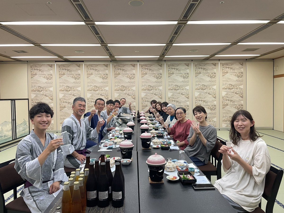 naganokirei's tweet photo. 【岡崎酒造(信州亀齢) 正社員募集】

岡崎酒造は日本酒を醸しながら棚田保全やまちづくりに取り組んでおり、次のステップに向けて正社員を募集します。

・募集人数2名(入社日応相談)
・日本酒の製造、店舗接客、等
・勤務時間8:30～17:00(休憩60分+α)
・1日の勤務時間 7時間30分
・休日 年間100日(1年変形労働時間制)
・月給220,000円～
《その他》社保加入、交通費支給、昼食支給、昇給有、賞与有、土日祝手当、ディプロマ手当、社員寮あり(空きが出るまでは住宅手当支給)、有給休暇(1年目から20日)完全消化、駐車場あり、ホテル・飲食店経験者歓迎

令和6年12月15日までに履歴書をご提出ください。

［提出先］
〒386-0012長野県上田市中央4-7-33
okazaki@ueda.ne.jp