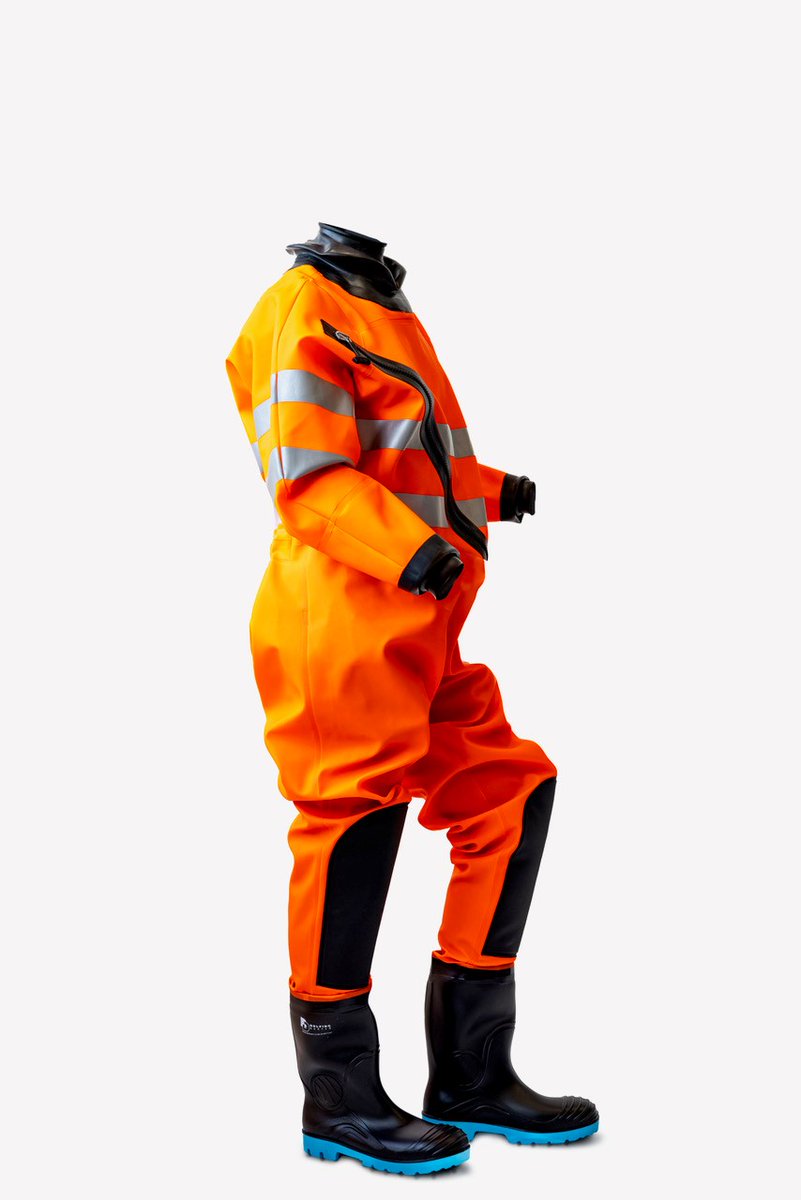 reddingnl's tweet photo. Samen met het bedrijf Dolfing uit Druten brengen wij een pak op de markt specifiek voor de taak grijpredding. In dit pak blijft de gebruiker volledig droog en is grotendeels beschermd bij een redding in het water. https://t.co/sY4MHRX6px