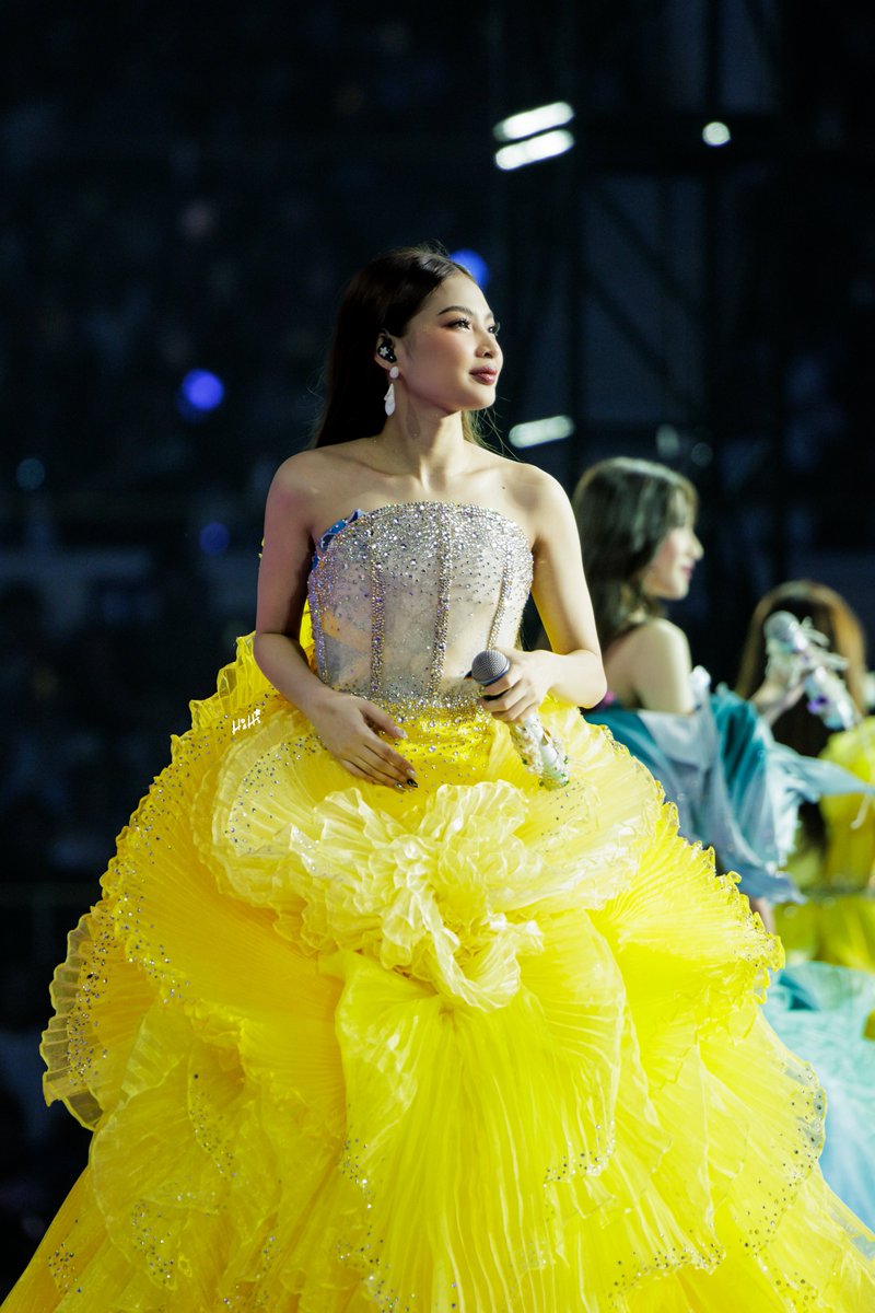 Wala… ngiti palang talaga ssob「#BINI_COLET」 kahit anong angle mapapangiti ka na din 🥹

『GRAND BINIVERSE』 D1
📍11.16.2024 Araneta Coliseum 

GRAND BINIVERSE DAY 1
#BINISlaysAtAranetaColiseum
#GrandBINIverse <a href="/BINI_ph/">BINI_PH</a>