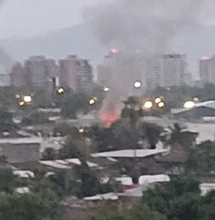 cbsantiago's tweet photo. 🔴 AHORA: el Cuerpo de Bomberos de Santiago está respondiendo con 12 máquinas ante 3ª Alarma de #Incendio que afecta a local comercial en Av. Independencia y Aníbal Pinto, en la comuna de #Independencia.
@Comandantecbs 
#BomberosSantiago https://t.co/9cnuoFqKAB