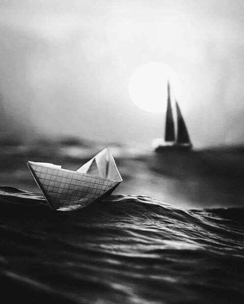 Seyircisi olduğumuz şeylerden dünya kuruyoruz kendimize.
Samimiyetten hakikatten uzak bilmediğimiz denizlerden fırtınalardan bahsediyoruz.
İmtihan sadece onlar için değil hepimiz için…
Benden hatırlatması.
“Güzel, gerçeğin peşinde koşmayanlardan kendini gizler” Andrey Tarkovski