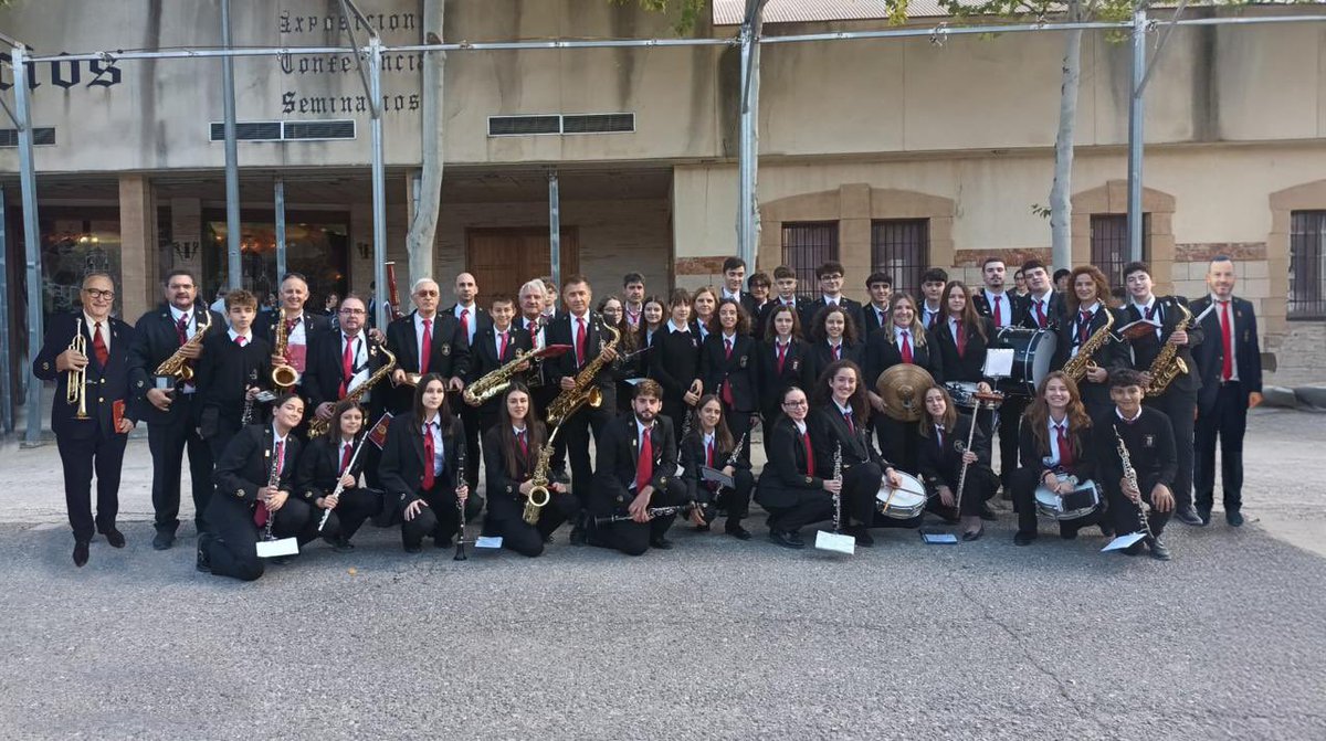 LaBandaDeMolina's tweet photo. Ayer sábado, por la mañana estuvimos acompañando en el homenaje de entrega de la medalla de oro a la @molinapolicia de Molina de Segura, con motivo de su bicentenario. Gracias por contar con nosotros una vez más #molina #banda #música #molinadesegura #bandademúsica https://t.co/w0OQG2DBu3