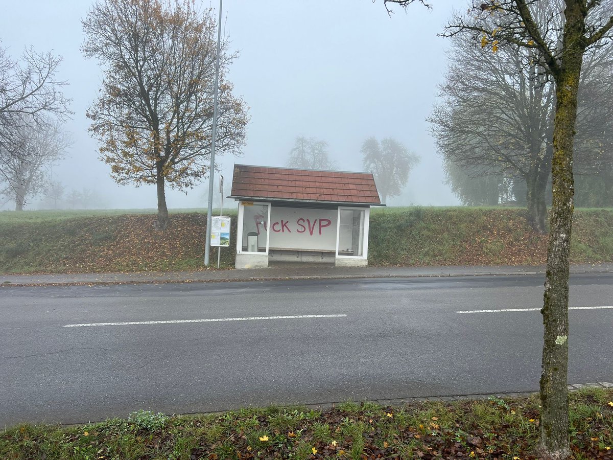 Das Buswartehäuschen am Dreispitz in Oberwil-Lieli wurde von Chaoten versprayt - ich setze CHF 500.— auf die Ergreifung des Täters aus! Zweckdienliche Hinweise an mich.