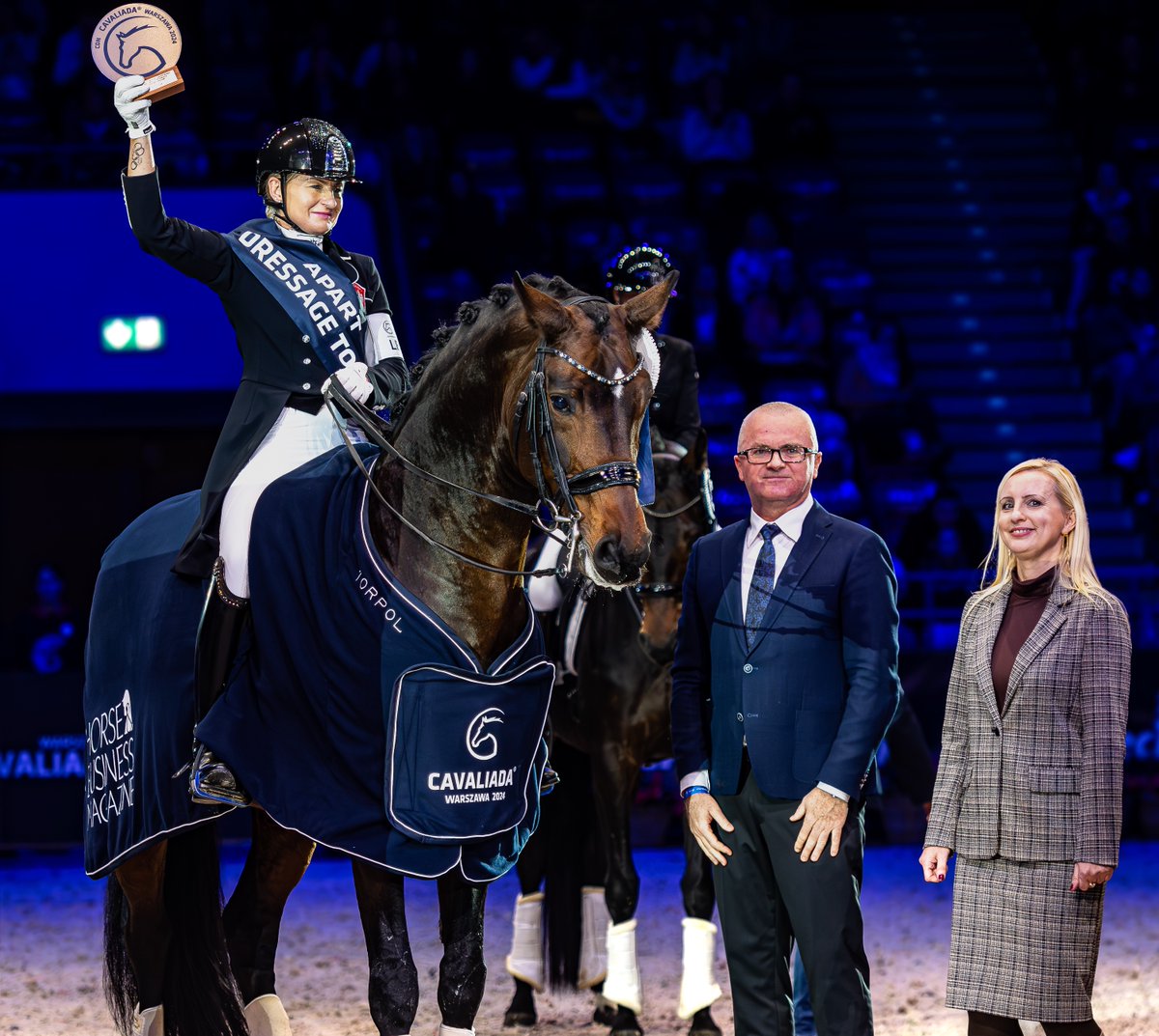 dressage24pl's tweet photo. Finał #Apart #Cavaliada CDN Warszawa 2024
Podium Intermediate I Freestyle 
🥇Sandra Sysojeva 🇵🇱FOUND BOY 74,350
🥈Lena Haßmann 🇩🇪BREFOOD'S FAYETTE K  70,883
🥉Agnieszka Wiśniewska  🇵🇱TARA  68,025
Gratulacje! fot. @alicja_fotoali https://t.co/rO4RcOtWBP