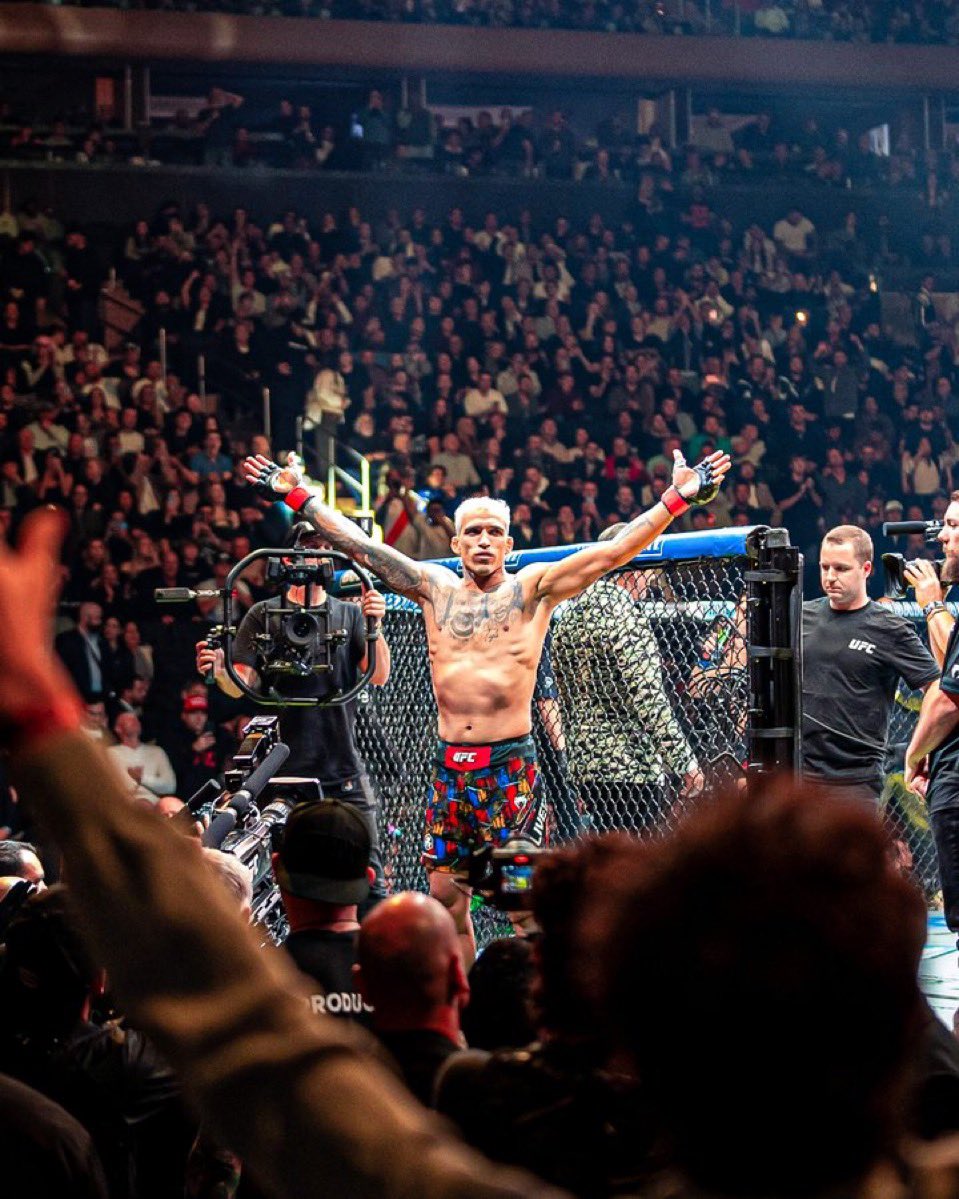 LeColisee_off's tweet photo. MASTERCLASS de Charles Oliveira ✨🇧🇷 

C’est simple Chandler n’a pas vu le jour. 

#UFC309 https://t.co/rPIx69vybs