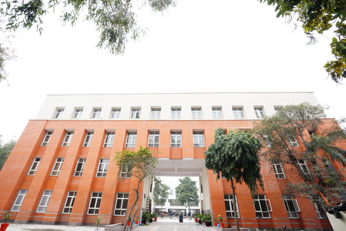 ये किसी राजनैतिक पार्टी के आलीशान दफ्तर नहीं बल्कि दिल्ली के सरकारी स्कूल हैं।

जिस देश में आम आदमी की जेब प्राइवेट स्कूल की फीस भरते भरते ढीली हो जाती है वहां <a href="/ArvindKejriwal/">Arvind Kejriwal</a> और <a href="/msisodia/">Manish Sisodia</a> ने ये करके दिखाया ताकि गरीब और मिडिल क्लास के बच्चों को भी बेहतरीन शिक्षा मिल पाए।