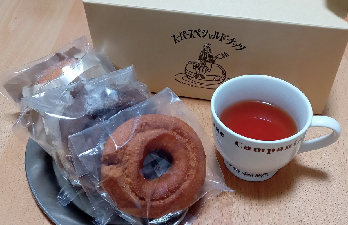 qQiSplyxD09xpG2's tweet photo. 神奈川に店舗を持つ“スーパースペシャルドーナッツ”のドーナッツ貰った🍩✨
今まで食べたオールドファッションの中で一番美味しかった😋
お取り寄せしたかったけどできないっぽいのがちょい残念🥴
今日のお茶は“アッサム・カルカッタオークション”🫖
#スーパースペシャルドーナッツ https://t.co/5F30m4rh0L