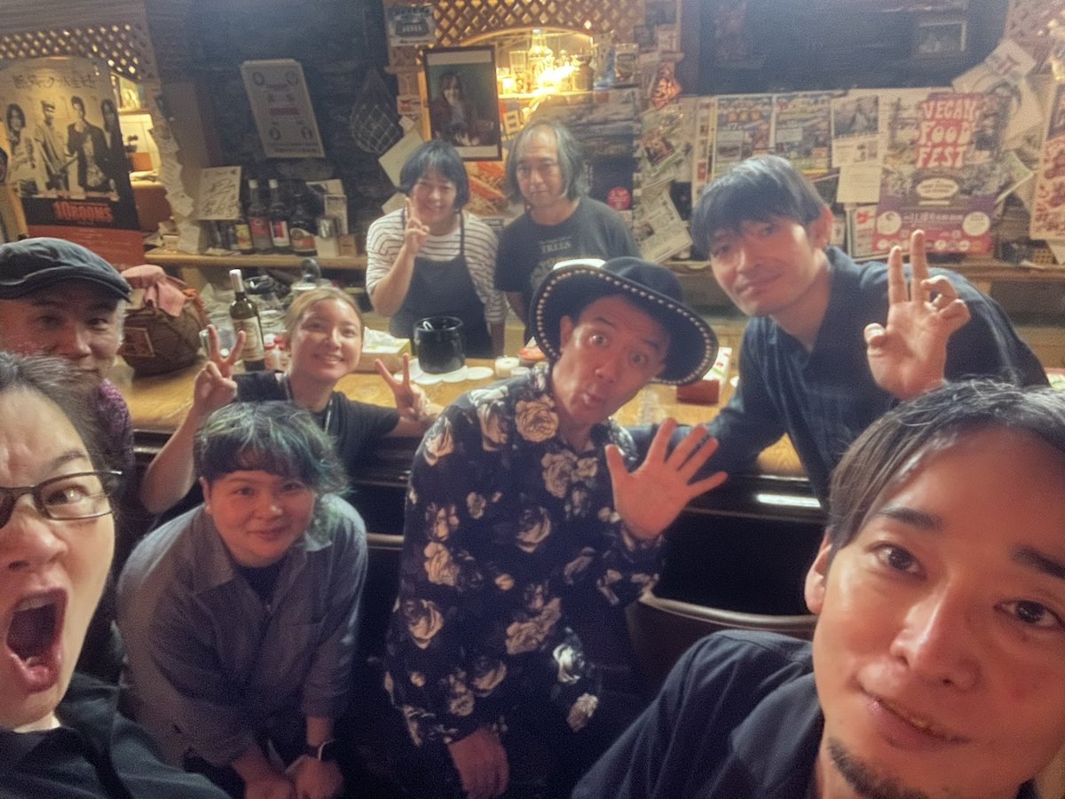 KENKOOKINAWA's tweet photo. 【「#餃子大王」森かずお沖縄初日！】
あいにくの大雨になったのに
19時の時点で満席！🈵
大阪から
❶主催 #KEN子 が挨拶がわりに1曲
ヤスユキ三線でセッション入ってくれた!
❷#福田八直幸 ギターで自曲と三線で民謡
途中カクマクとコラボして
❸#カクマクシャカ パワフル選曲！
そして大トリ
❹#森かずお
大阪から追っかけてきた生徒達も
ステージで一緒に歌ったりと
初上陸と思えない盛り上がり！
#タコス #タコライス 怒涛のオーダーに
応え続けてた店主ヤッシーさんも
歌ってくれた！ありがとう！