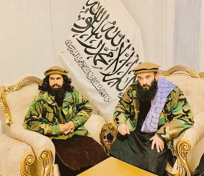 KhurasaniAfgan's tweet photo. نان خشک میخوریم اما بالای خاک وطن معامله نمی‌کنیم! https://t.co/CjO3Nm5MDe